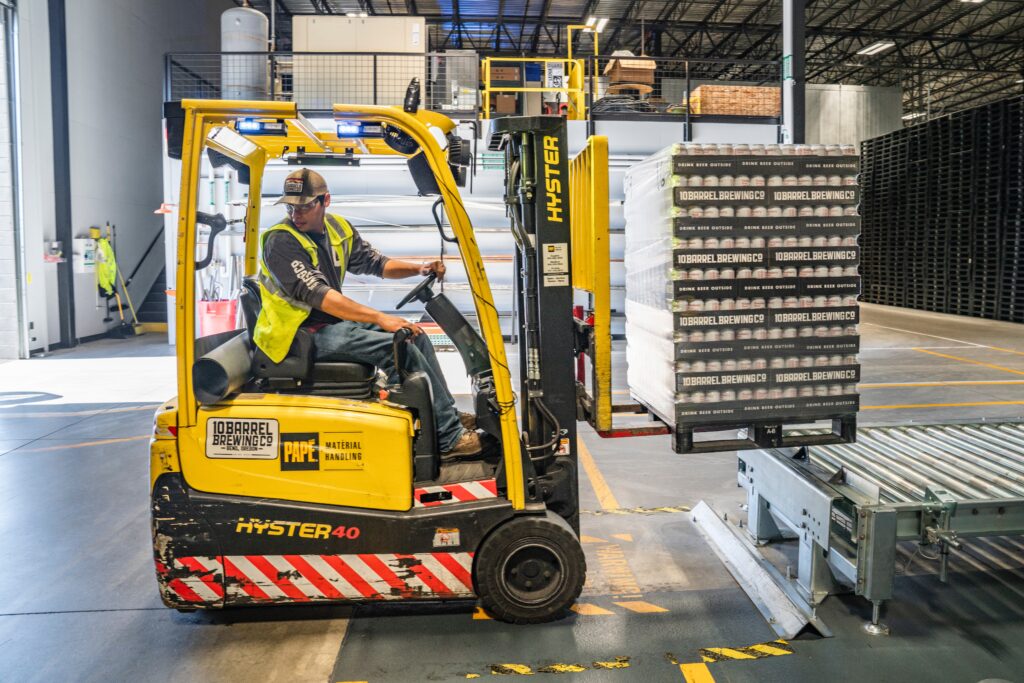 Forklift raising Cans in a Warehouse for the Suply Chain issues